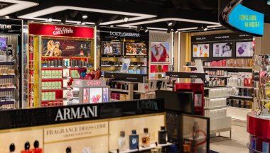 Varşova Chopin Havaalanı 'nın gümrüksüz bir dükkanındaki kozmetik ve parfüm alanının resmi..