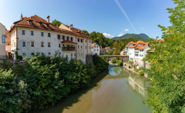 Slovenya 'nın en eski köprüsü olan Capuchin Köprüsü' nün bir resmi, Selska Sora nehrinin üzerinde, Skofja Loka 'da..