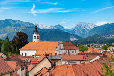 Kamnik Fransisken Manastırı ve çevresindeki manzaranın bir resmi..