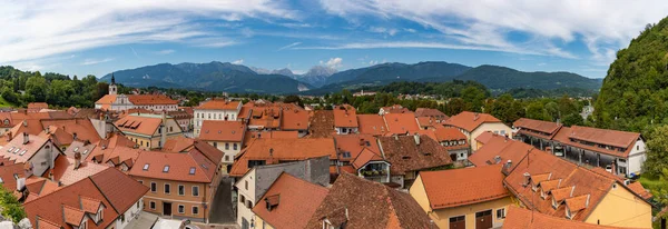 Panoramatický Snímek Kamnika Okolní Krajiny — Stock fotografie