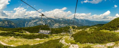 Triglav Ulusal Parkı 'nın manzarasının ve kayak asansörlerinin bir panorama resmi, Vogel kayak merkezinden görüldüğü gibi..