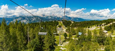 Triglav Ulusal Parkı 'nın manzarasının ve kayak asansörlerinin bir panorama resmi, Vogel kayak merkezinden görüldüğü gibi..