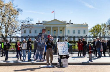 Beyaz Saray önünde bir protestocunun resmi..