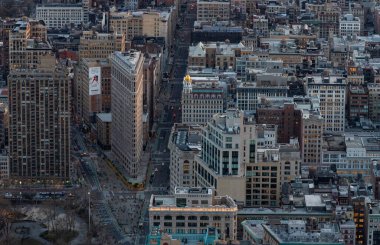 Flatiron Binası ve çevresindeki binaların bir resmi..