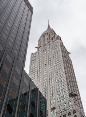 Chrysler Binası 'nın aşağıdan göründüğü gibi bir resmi..