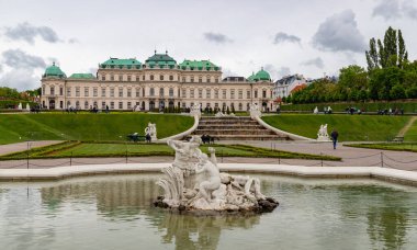 Belvedere Sarayı 'nın (ana bina) bir resmi ve yakınlardaki bir çeşme heykeli..