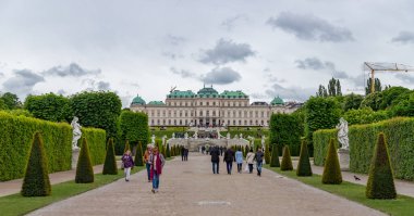 Belvedere Sarayı 'nın (ana bina) ve bahçelerinin bir resmi..