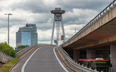 Köprü SNP 'nin bir köşesindeki altgeçitten göründüğü gibi bir resmi.