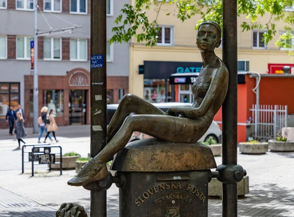 Een Afbeelding Van Een Standbeeld Dat Eerste Slowaakse Brievenbus Markeert — Stockfoto