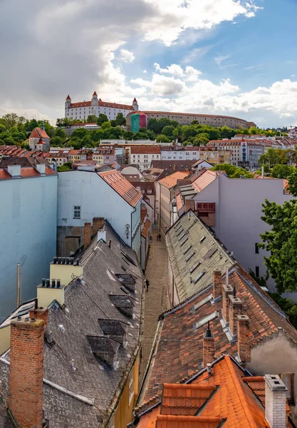Een Foto Van Daken Die Naar Het Kasteel Van Bratislava — Stockfoto