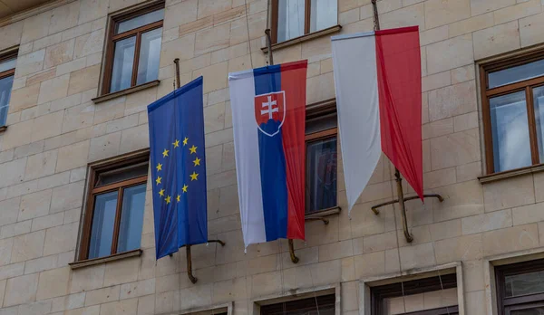 Una Foto Bandera Eslovaquia Fachada Del Ayuntamiento Bratislava — Foto de Stock