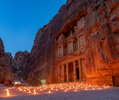 Hazinenin önünde Petra 'nın Gece Şovu' nun bir resmi..