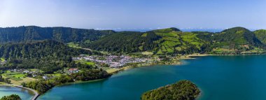 Yedi Şehir Gölü 'nü (Lagoa das Sete Cidades) ve Sete Cidades kasabasını oluşturan iki gölün en büyüğü olan Mavi Göl' ün bir panorama resmi..