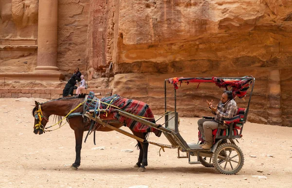 Una Foto Uno Dei Carri Cavallo Che Trasportano Turisti Petra — Foto Stock