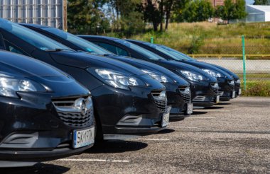 Otoparkta siyah Opel arabaların olduğu bir sıra..