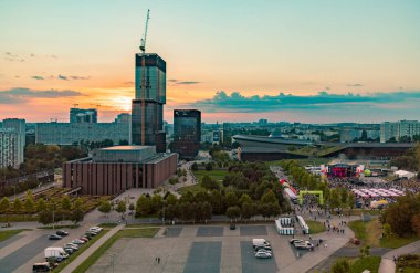 Günbatımında KTW bina kompleksi, Spodek ve Ulusal Polonya Radyo Senfoni Orkestrası gibi Katowice 'nin bazı simgelerinin bir resmi, bir konser düzenlenirken (sağ tarafta)).