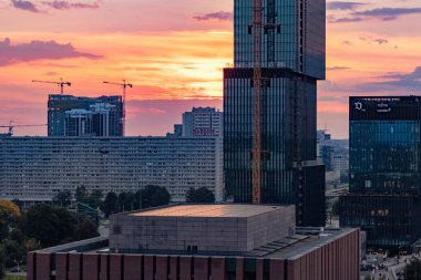 Katowice 'nin günbatımında .KTW bina kompleksi, Superjednostka ve Ulusal Polonya Radyo Senfoni Orkestrası gibi şehir simgelerinden bazılarının yakın plan fotoğrafı..