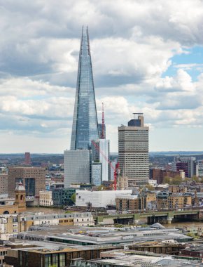 Çömleğin ve Southwark 'ın bulutlu bir günde çekilmiş bir fotoğrafı..