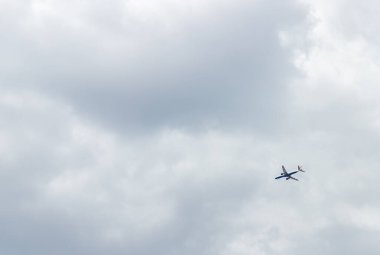 Bulutlu bir havada uçan bir İngiliz Hava Yolları uçağının resmi..