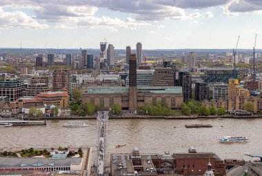 Tate Modern 'in bir resmi Milenyum Köprüsü boyunca görülüyor..