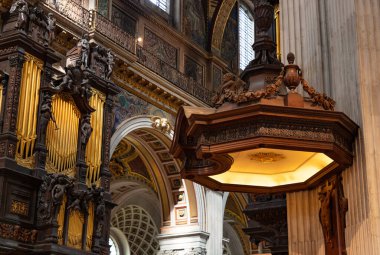 Londra 'daki St. Paul Katedrali' nin içini gösteren bir resim..