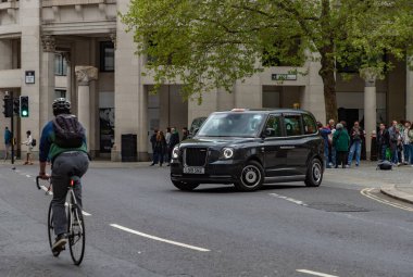 İkonik siyah bir Londra Hackney arabası ya da taksi resmi..