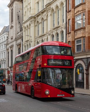 Londra 'da ikonik kırmızı çift katlı bir otobüsün resmi..