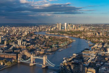 Doğu Londra 'daki Thames Nehri' nin resmi, sol alttaki Tower Bridge ve üstteki Canary Wharf ve Isle of Dogs..