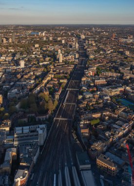 Londra Köprüsü istasyonundan ayrılan tren raylarının bir resmi..