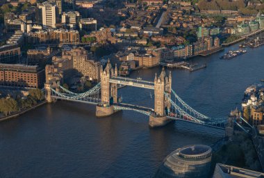 Thames Nehri 'ndeki ikonik Tower Köprüsü' nün resmi..