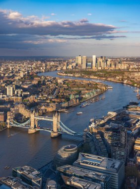 Doğu Londra 'daki Thames Nehri' nin resmi, sol alttaki Tower Bridge ve üstteki Canary Wharf ve Isle of Dogs..