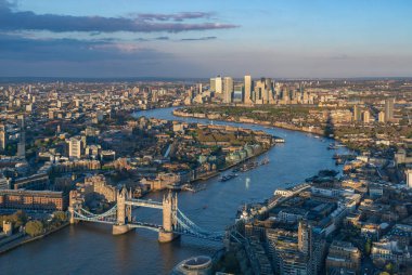 Doğu Londra 'daki Thames Nehri' nin resmi, sol alttaki Tower Bridge ve üstteki Canary Wharf ve Isle of Dogs..