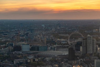 Gün batımında Waterloo ve Westminster bölgelerinin bir resmi. Londra Gözü, Büyük Ben ve Westminster Sarayı görünür..