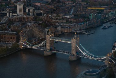 Thames nehrindeki ikonik Tower Köprüsü 'nün bir resmi..