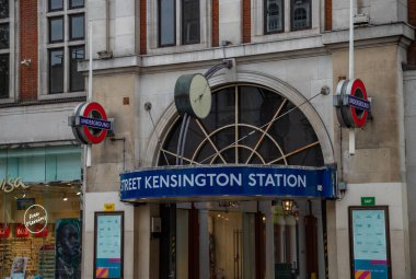 Londra 'daki High Street Kensington metro istasyonunun resmi..