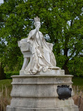 Kensington Bahçeleri 'ndeki Kraliçe Victoria heykelinin resmi..