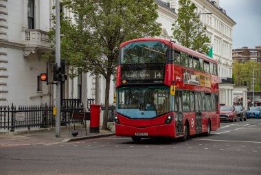 Londra 'da ikonik kırmızı çift katlı bir otobüsün resmi..