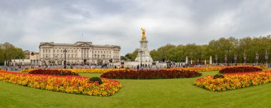 Constitution Hill Memorial Garden, Queen Victoria Memorial ve Buckingham Palace, Londra 'nın bir resmi..