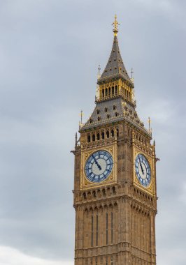 Büyük Ben 'in üst kısmının bulutlu bir günde, Londra' da çekilmiş bir resmi..