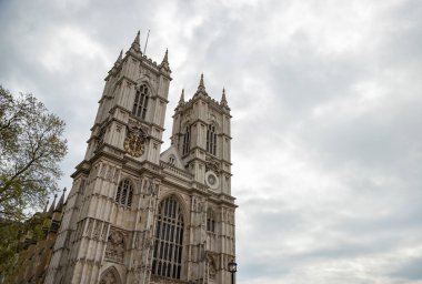 Bulutlu bir günde Londra 'da Westminster Manastırı' nın bir resmi..