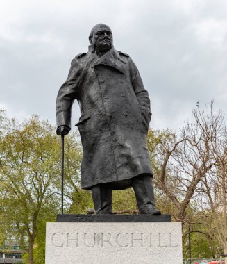 Parlamento Meydanı Bahçesindeki Sör Winston Churchill 'in bir resmi..