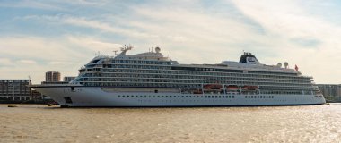 Londra 'daki Greenwich Rıhtımı' ndaki Viking Vela yolcu gemisinin resmi..