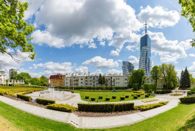 Ana Ordu Meydanı, Rzeszow, solda Multimedya Çeşmesi ve sağda Olszynki Park binaları..