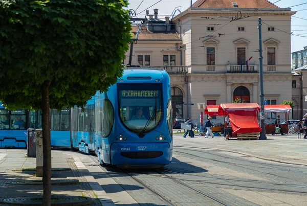 Zagreb 'de mavi bir tramvayın resmi.