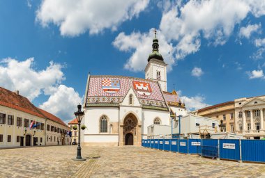 Zagreb 'deki Saint Mark Kilisesi ve meydanı' nın bir resmi.