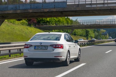 Beyaz bir Skoda Superb resmi..
