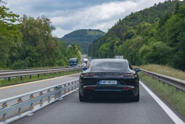 Siyah bir Porsche Panamera resmi..