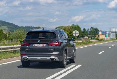 Siyah bir BMW X3 xDrive 20i.