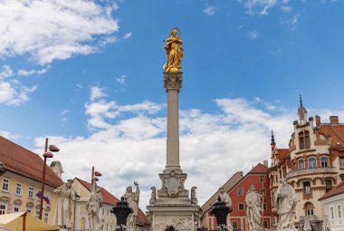 Maribor Meydanı 'ndaki Veba Sütununun bir resmi..