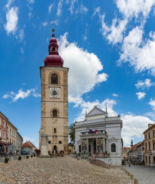 Ptuj Şehir Tiyatrosu ve Ptuj Şehir Kulesi 'nin bir resmi..